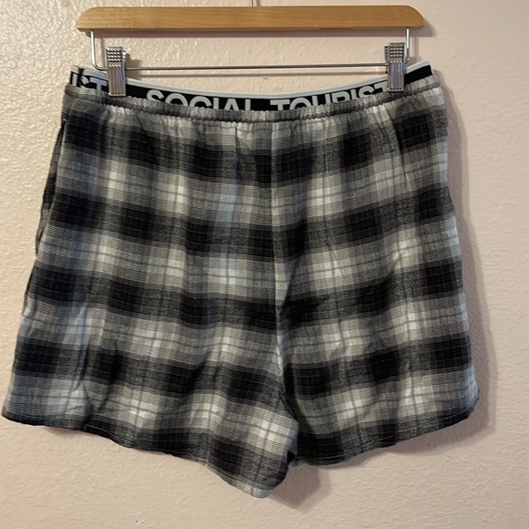 NWT Social tourist by Hollister shorts. Size Medium - Picture 2 of 6